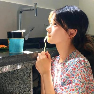 闪耀的她